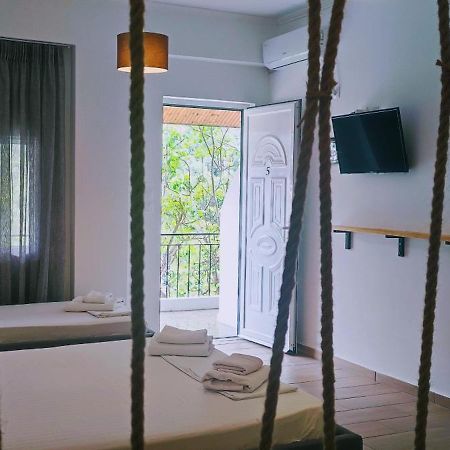 On The Rocks Bed & Breakfast Qeparo Bagian luar foto