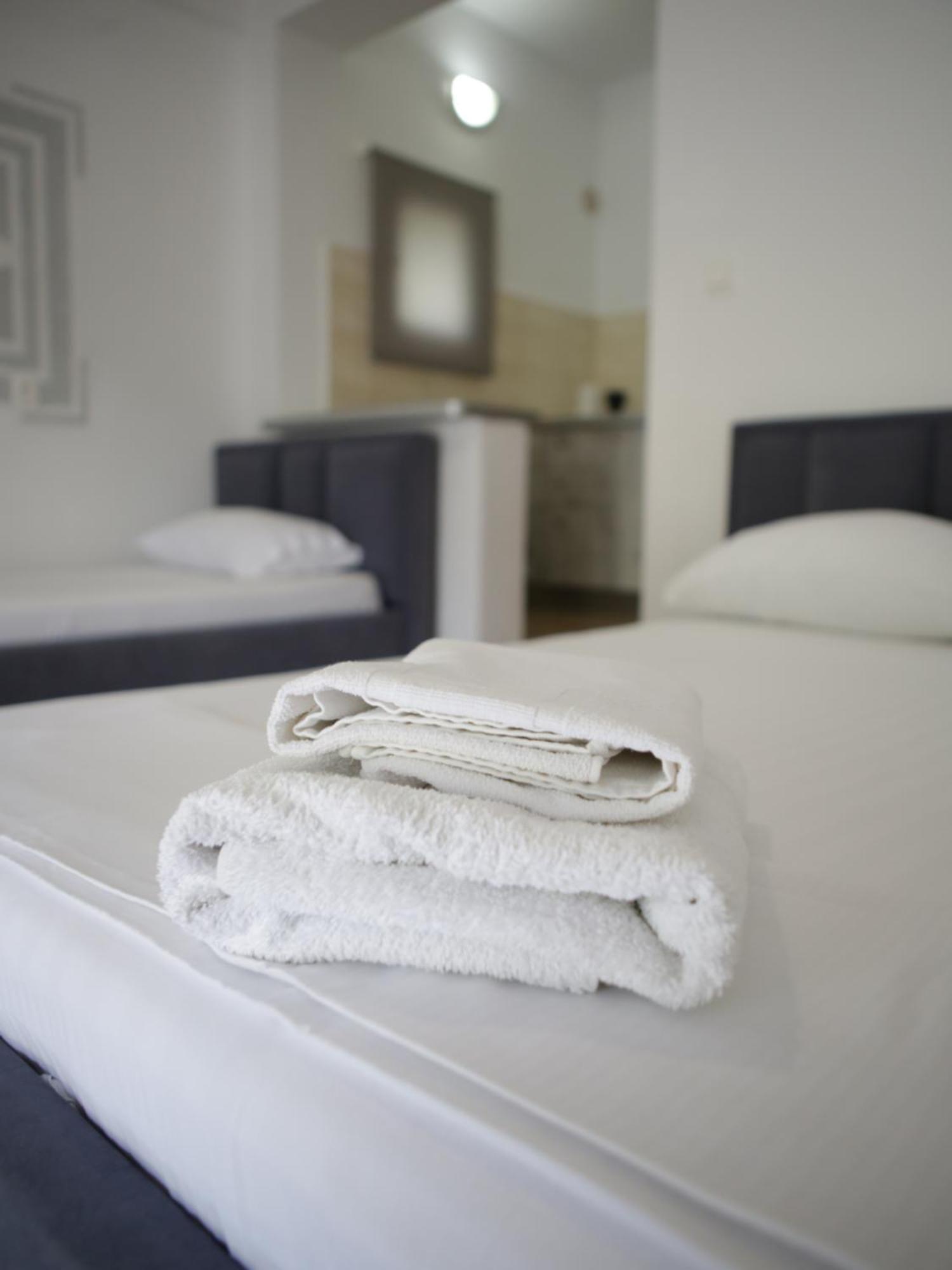 On The Rocks Bed & Breakfast Qeparo Bagian luar foto