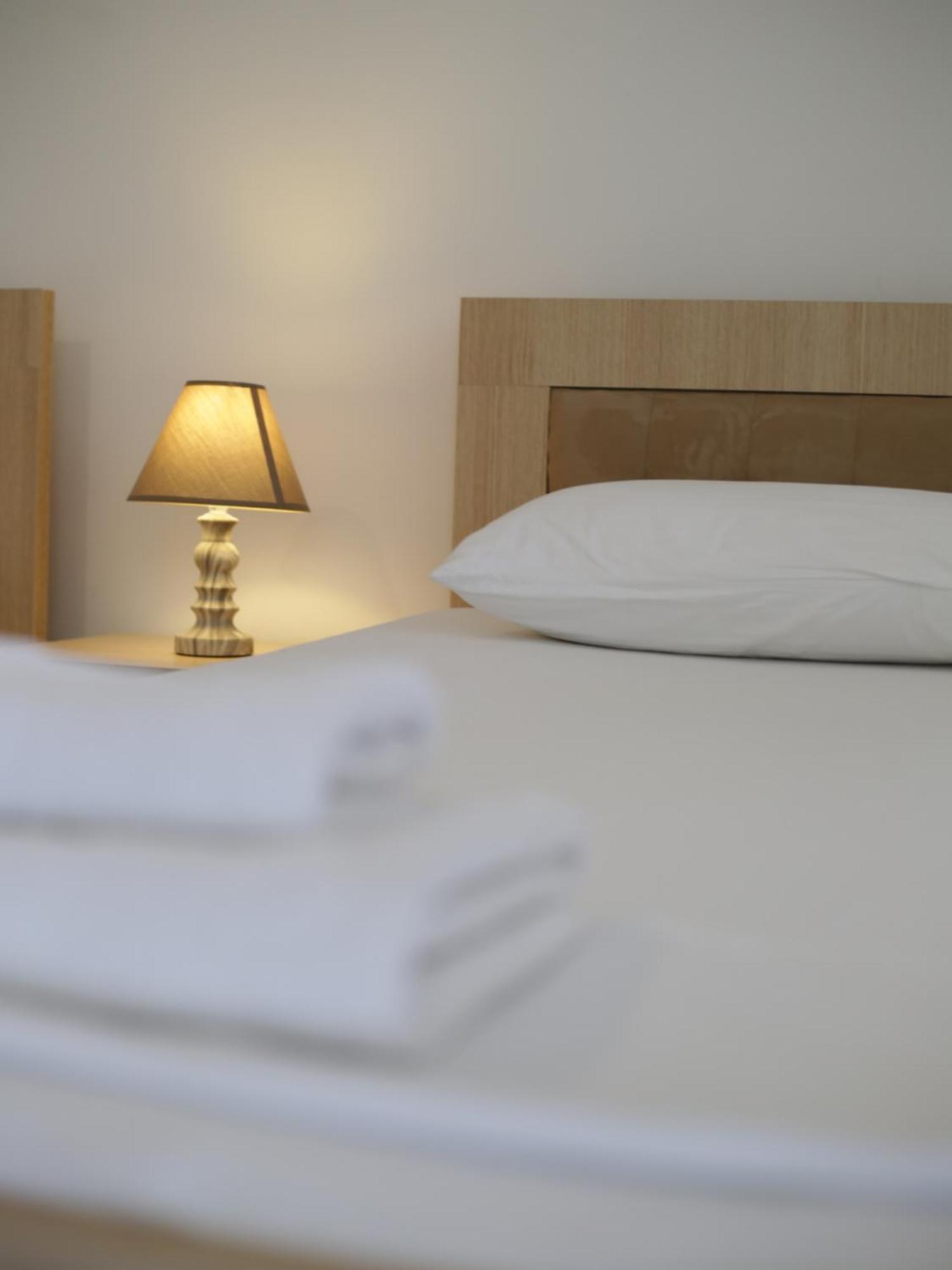 On The Rocks Bed & Breakfast Qeparo Bagian luar foto
