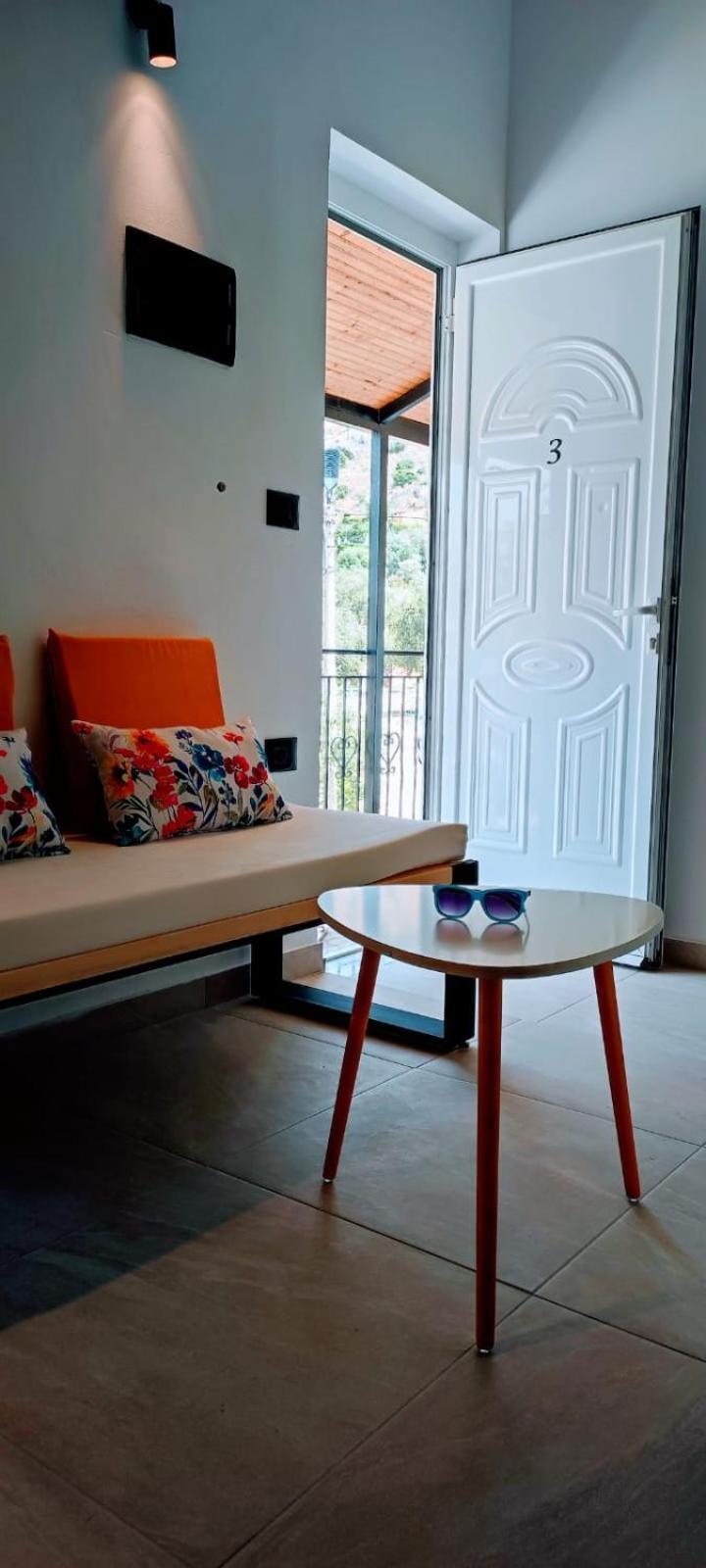 On The Rocks Bed & Breakfast Qeparo Bagian luar foto