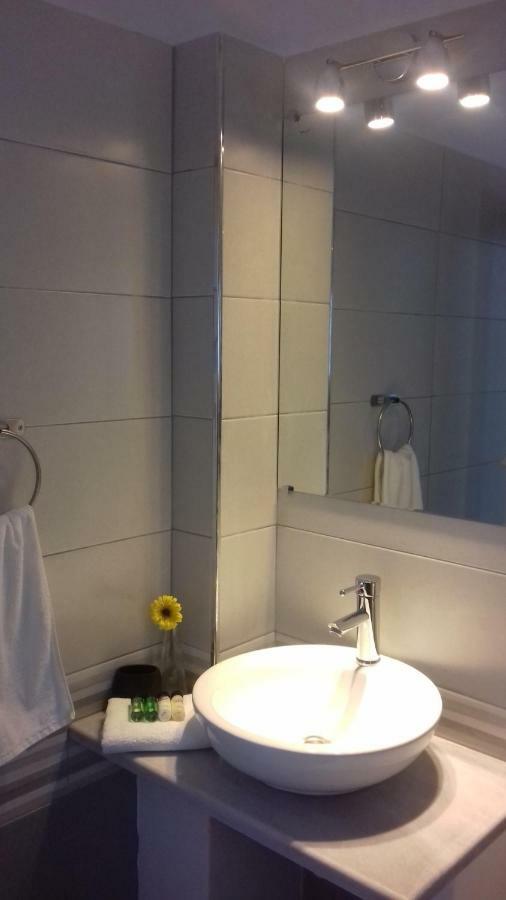 On The Rocks Bed & Breakfast Qeparo Bagian luar foto