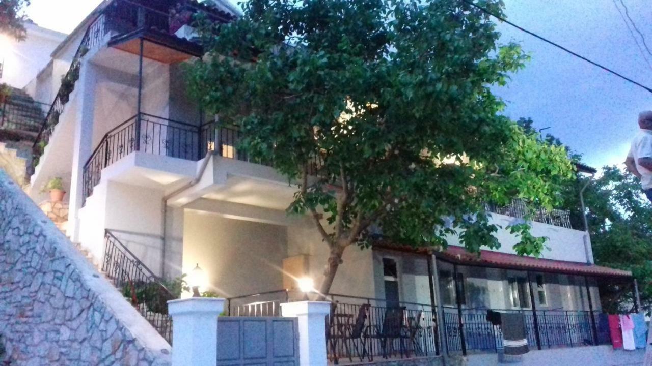 On The Rocks Bed & Breakfast Qeparo Bagian luar foto